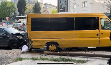 EL FRENİ ÇEKMEYİ UNUTULAN MİNİBÜS 3 ARACA ÇARPTI