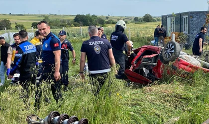 KAPAKLI’DA ELEKTRİK DİREĞİNE ÇARPAN OTOMOBİL PARAMPARÇA OLDU