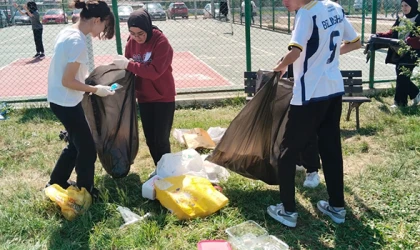 ÖĞRENCİLER, ÖĞRETMENLERİ İLE BİRLİKTE BAHÇEYİ TEMİZLEDİ