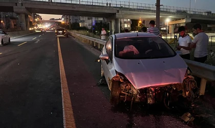 BARİYERLERE ÇARPAN OTOMOBİLDEKİ 4 KİŞİ YARALANDI