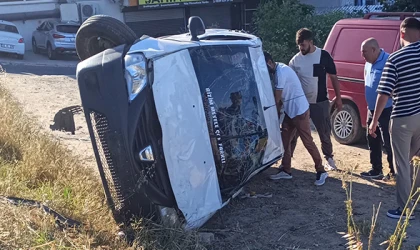 KAMYONET ŞARAMPOLE UÇARAK YAN YATTI