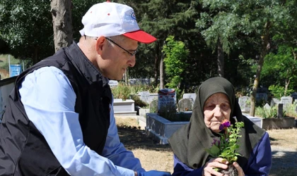 MEZARLIKLARDA ÜCRETSİZ ÇİÇEK DAĞITIMI YAPILDI