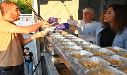 BÜYÜKŞEHİR BELEDİYESİ ÇORLU’DA AŞURE DAĞITTI