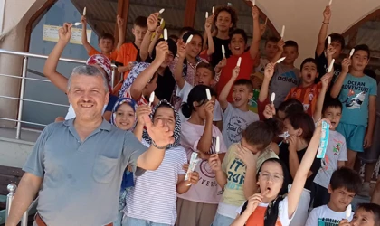 CAMİDE EĞİTİM ALAN ÇOCUKLARA DONDURMA DAĞITTI