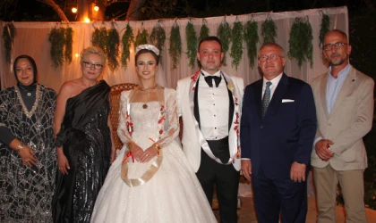 DİLLERE DESTAN DÜĞÜNLE DÜNYAEVİNE GİRDİLER