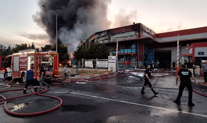 PLASTİK FABRİKASINDAKİ YANGIN UZUN UĞRAŞLAR SONUCU SÖNDÜRÜLDÜ