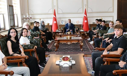 VALİ SOYTÜRK, BAŞARILI ÖĞRENCİLERİ MAKAMINDA AĞIRLADI