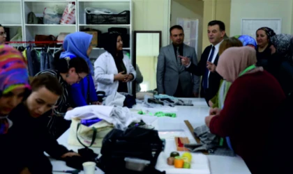 Başkan Çetin, Emek Sepeti Üretim Atölyesini Ziyaret Etti