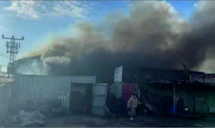 Tekirdağ’da Plastik Konteyner Üretim Tesisinde Yangın: 1 Yaralı