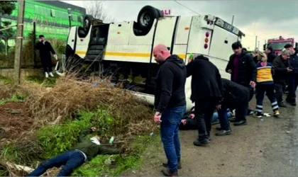 İŞÇİ SERVİSİ MİNİBÜSÜ TAKLA ATTI: 25 YARALI