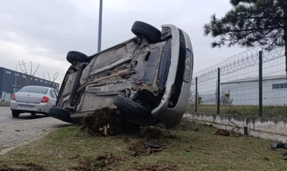 Tekirdağ Kapaklı’da Feci Kaza: Otomobil Ağaçla Çarpıp Yan Yattı