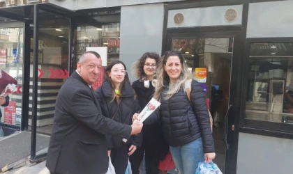 YAŞAR KUŞ DÜNYA KADINLAR GÜNÜNDE ÇALIŞAN KADINLARI İŞYERLERİNDE ZİYARET EDEREK GÜNLERİNİ KUTLADI VE KARANFİL VERDİ