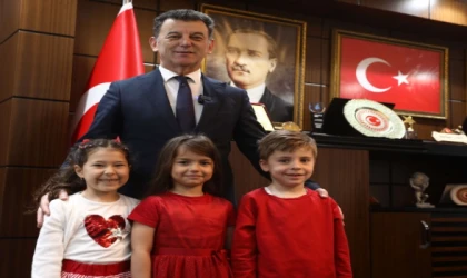 BAŞKAN ÇETİN, KOLTUĞU MİNİKLERE EMANET ETTİ