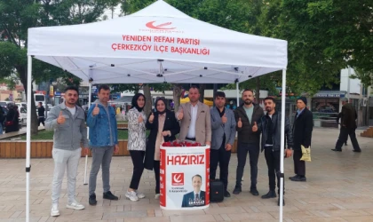 YENİDEN REFAH PARTİSİ ANNELER GÜNÜ'NDE ANNELERE KIRMIZI GÜL DAĞITTI
