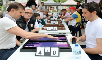 Çerkezköy Belediyesi Belediyeden Babalar Günü’ne özel düzenlediği ‘Tavla Turnuvası’ ilgi gördü