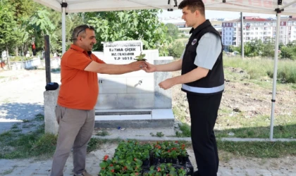 ÇERKEZKÖY BELEDİYESİ KABİR ZİYARETLERİ İÇİN ÇİÇEK DAĞITTI