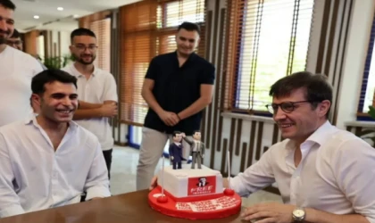 CHP’Lİ GENÇLER BAŞKAN AKAY’A DOĞUM GÜNÜ SÜRPRİZİ YAPTI