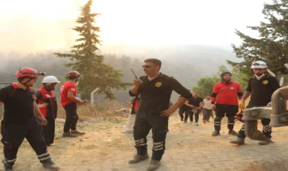 ALEVLERİN KARŞISINDA UMAY GÖNÜLLÜLERİ DİMDİK DURDU