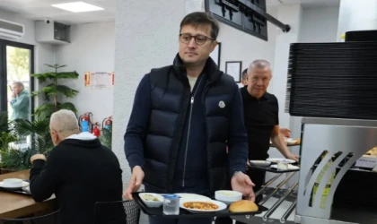 BAŞKAN AKAY, ÖĞLE YEMEĞİNİ KENT LOKANTASI’NDA VATANDAŞLARLA YEDİ