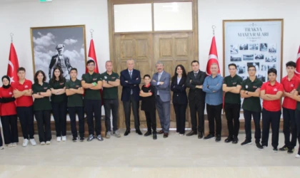 KAYMAKAM GÜNLÜ BAŞARILI ÖĞRENCİLERİ KUTLADI