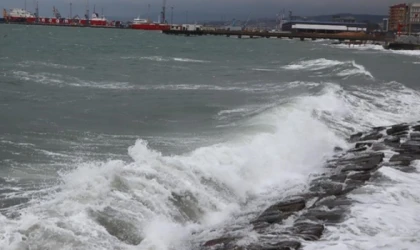 MARMARA’DA FIRTINA ALARMI: TEKİRDAĞ AÇIKLARINDA GEMİLER DEMİR ATTI