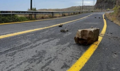 TEKİRDAĞ-ŞARKÖY YOLUNDA HEYELAN PANİĞİ: KAYA PARÇALARI TRAFİĞİ DURDURDU