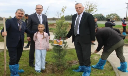 ÇERKEZKÖY’DE ÖĞRENCİLER FİDANLARI TOPRAKLA BULUŞTURDU