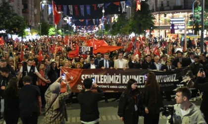 ÇERKEZKÖY’DE 19 MAYIS GECESİ BİNLERCE KİŞİ ŞEHİTLER İÇİN YÜRÜDÜ