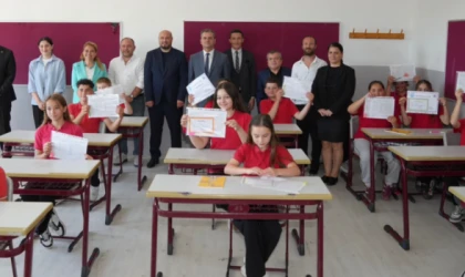 BAŞKAN TOPAK, ÖĞRENCİLERİN KARNE COŞKUSUNA ORTAK OLDU