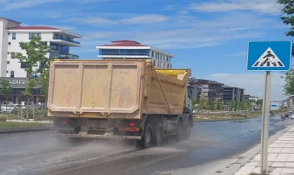 TONLARCA SU BOŞA AKTI, CADDE GÖLE DÖNDÜ