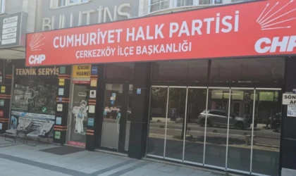 CHP ÇERKEZKÖY İLÇE BAŞKANLIĞININ YENİ BİNASINA TABELA ASILDI
