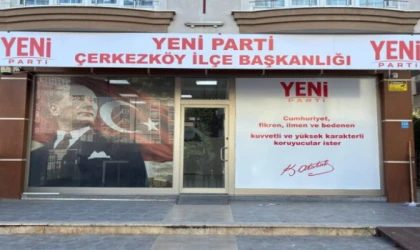 CHP'NİN ESKİ BİNASINDA YENİ DÖNEM: YENİ PARTİ TABELAYI ASTI