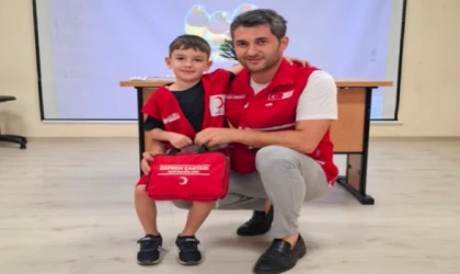 KIZILAY'DAN ÇERKEZKÖY'DE ÖĞRENCİLERE GÖNÜLLÜLÜK VE DAYANIŞMA ETKİNLİĞİ