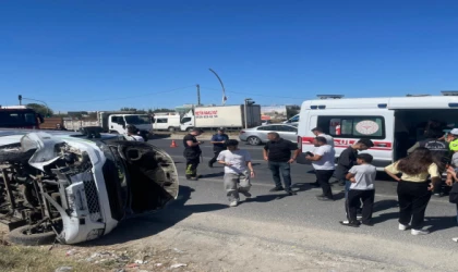 Minibüs aydınlatma direğini devirerek yan yattı: 1’i bebek 3 kişi yaralandı