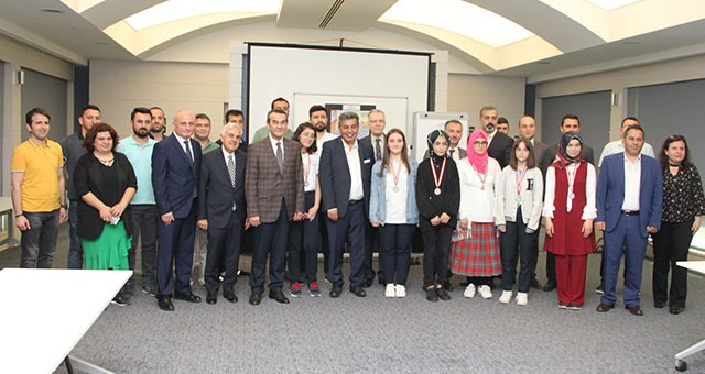 DERECEYE GİREN ÖĞRENCİLER ÖDÜLLERİNİ ALDI